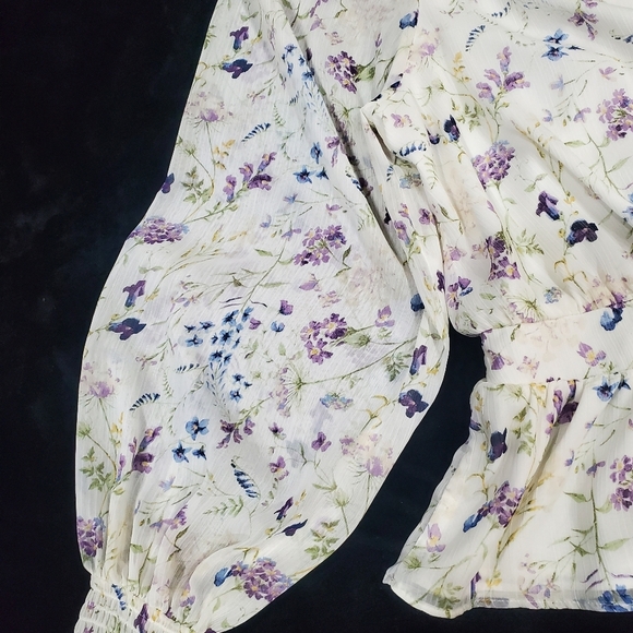 Express Floral V-Neck Blouse - Picture 4 of 9